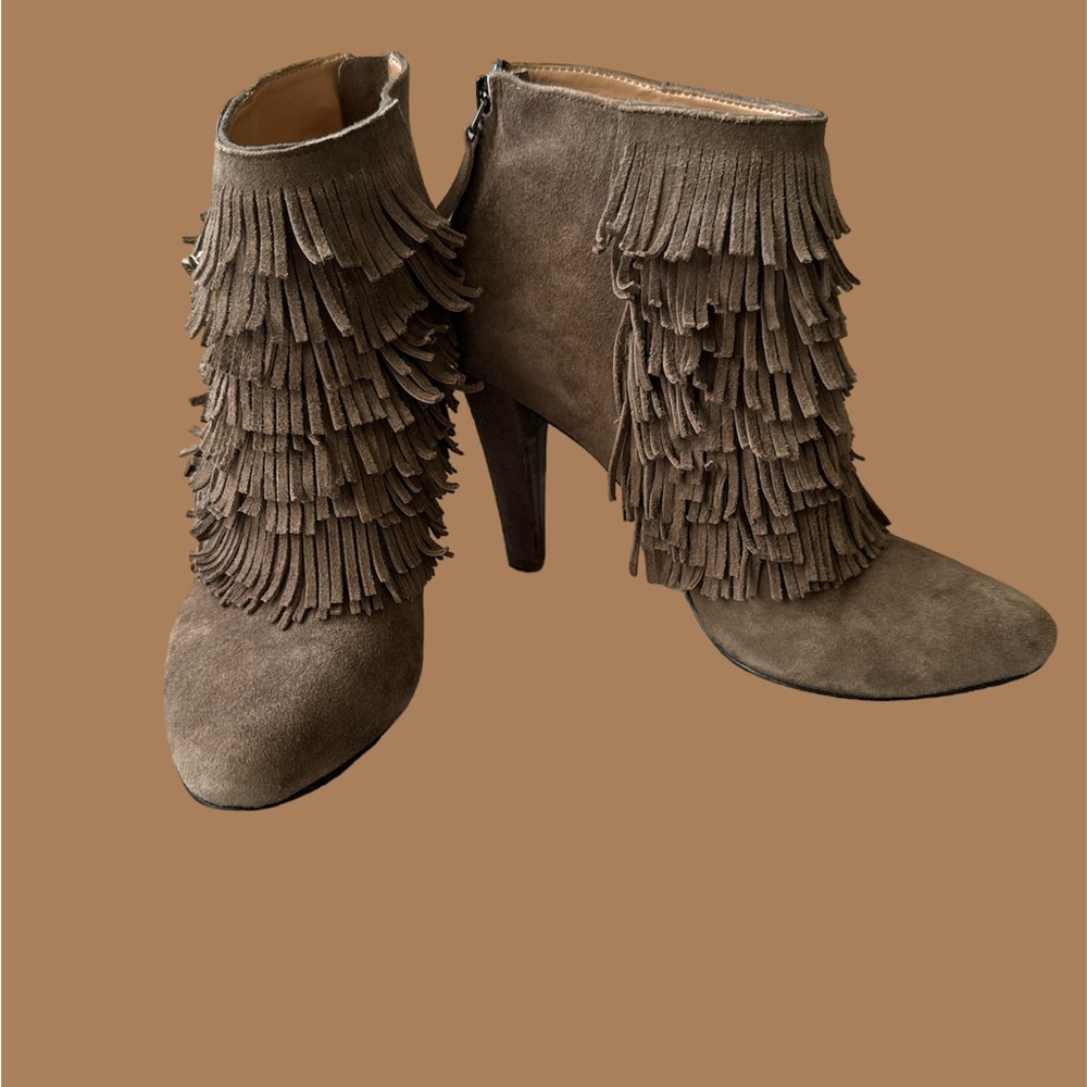 Fall fringe booties! Banana Republic Size 6.5 brown leather and suede